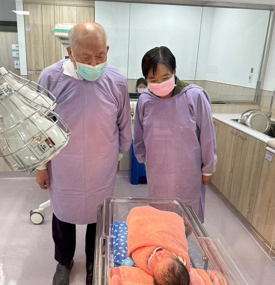 高雄秀傳紀念醫院喜迎開院首名新生兒 重約4000公克男嬰順產