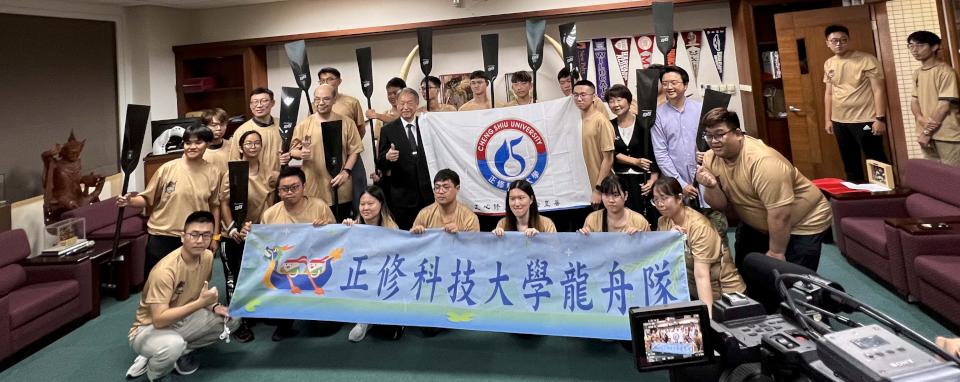正修科大3應屆畢業生獲頒學習楷模 特教中心22名師生教練組隊挑戰愛河龍舟授旗
