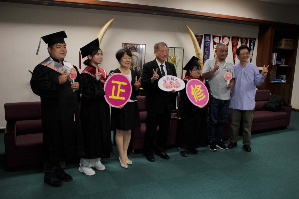 正修科大3應屆畢業生獲頒學習楷模 特教中心22名師生教練組隊挑戰愛河龍舟授旗