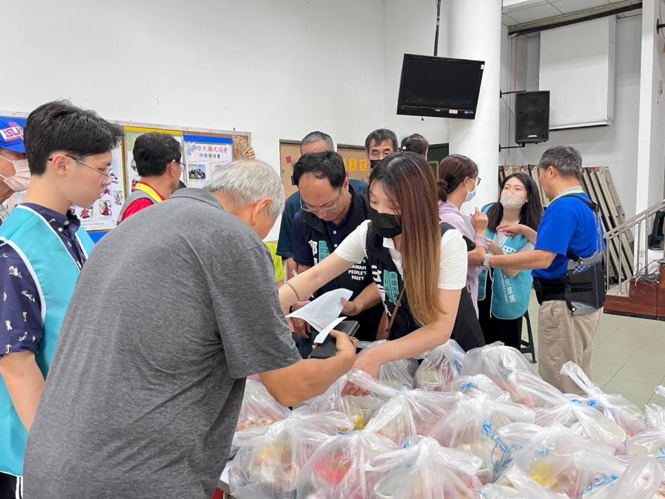 民眾黨高市黨部發放愛心餐 賑濟三民區3社區獨老等弱勢朋友