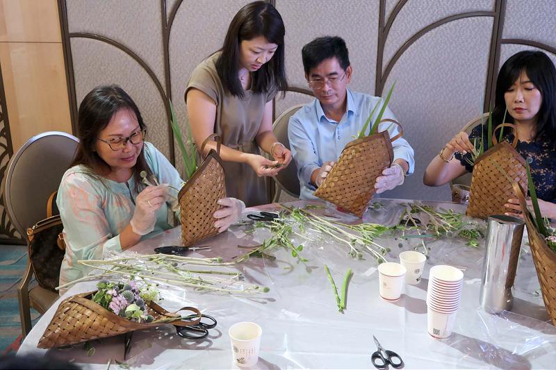 義大校友總會第三次理監事暨端節餐會 體驗艾草創意門飾樂趣