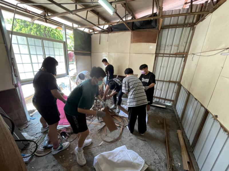 六龜高中9生自主揪團結合2慈善團體 慰訪8旬獨居老翁整理住處環境