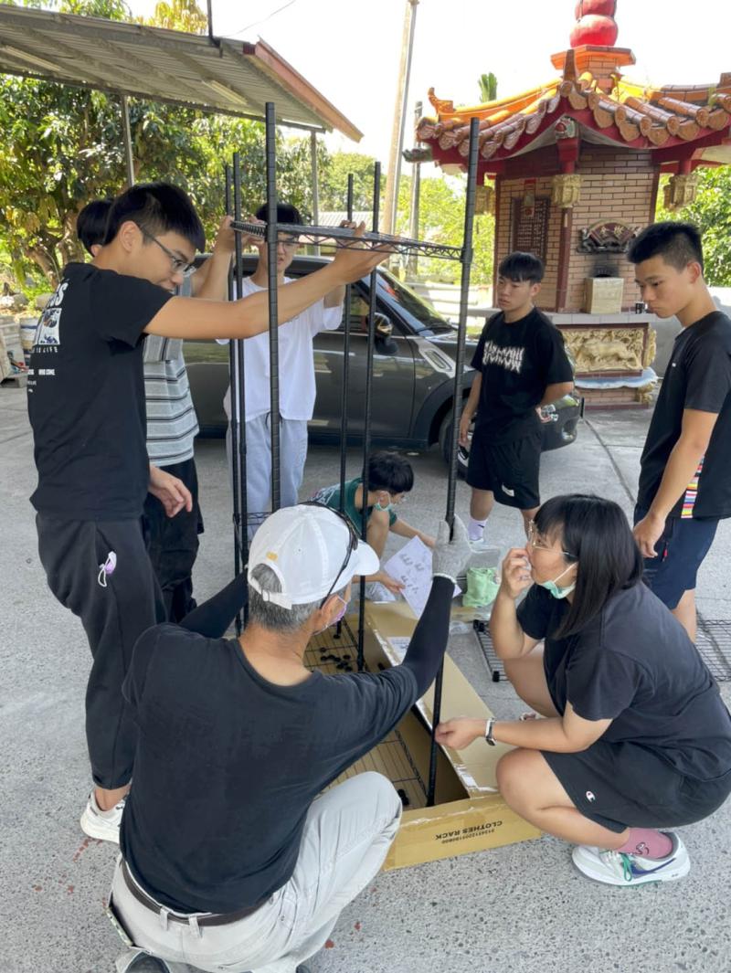 六龜高中9生自主揪團結合2慈善團體 慰訪8旬獨居老翁整理住處環境
