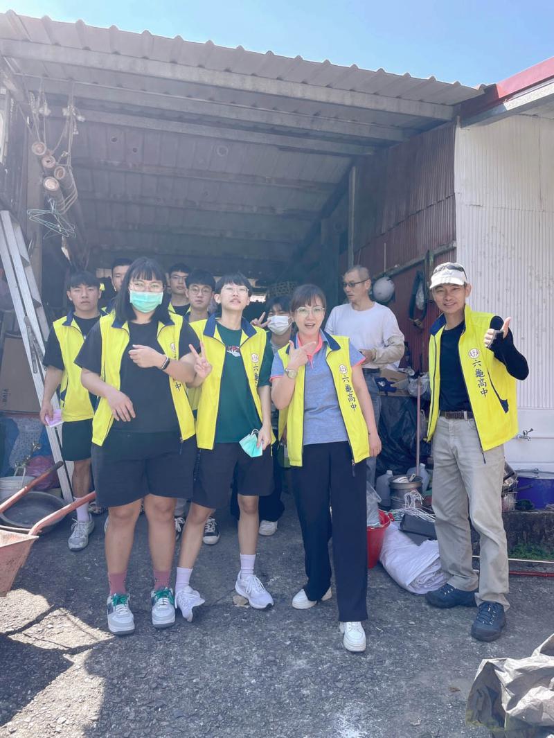 六龜高中9生自主揪團結合2慈善團體 慰訪8旬獨居老翁整理住處環境