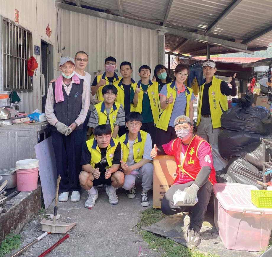 六龜高中9生自主揪團結合2慈善團體 慰訪8旬獨居老翁整理住處環境