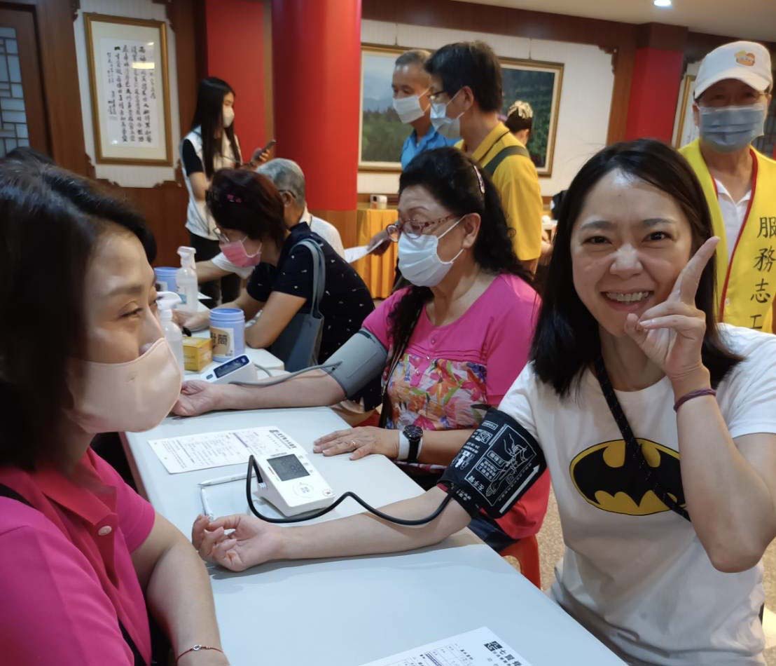 高市七賢脊椎外科醫院前進萬興宮義診 高市新興警、少年隊宣導防詐儀表板
