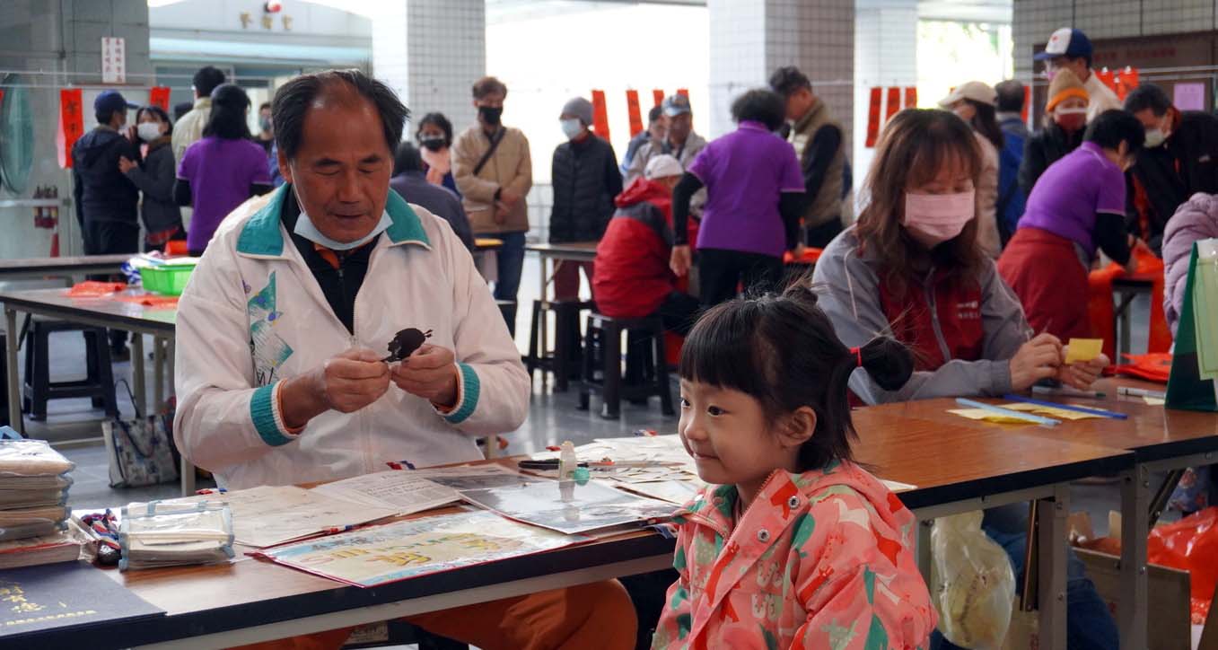 社教館邀6書法名家揮毫贈春聯 結合國寶大師展精湛剪影技藝