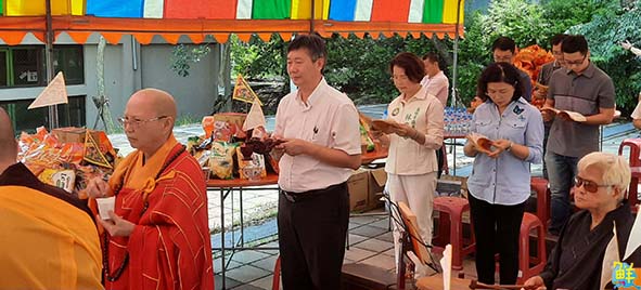 高市農業局動保處中元普渡慰靈法會 備妥牲禮、貓狗零食誦經祈福