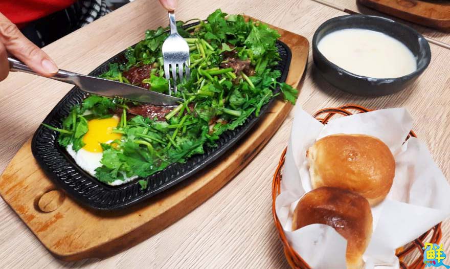 創意牛排天花板 萬師父牛排 震撼您的視覺與味覺感受