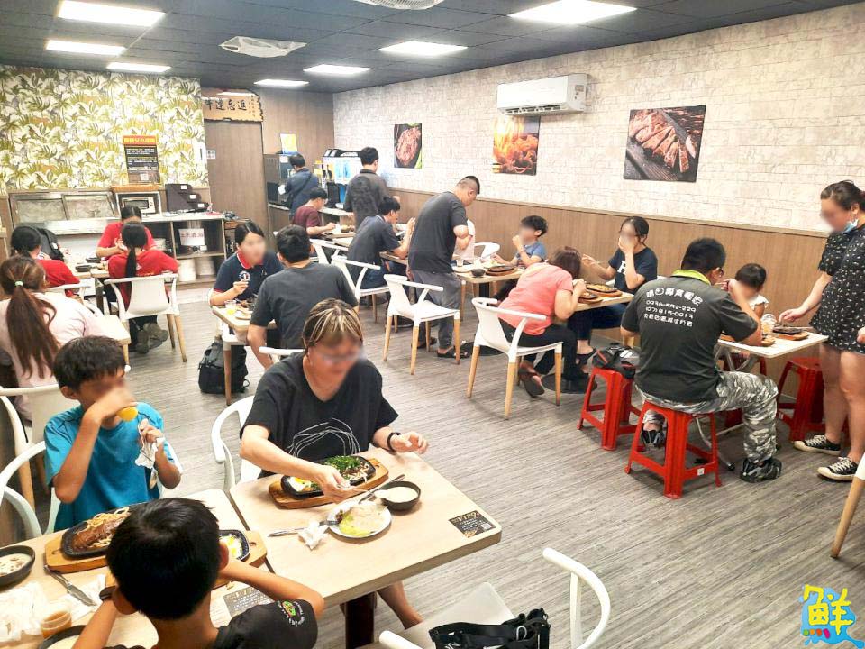 創意牛排天花板 萬師父牛排 震撼您的視覺與味覺感受