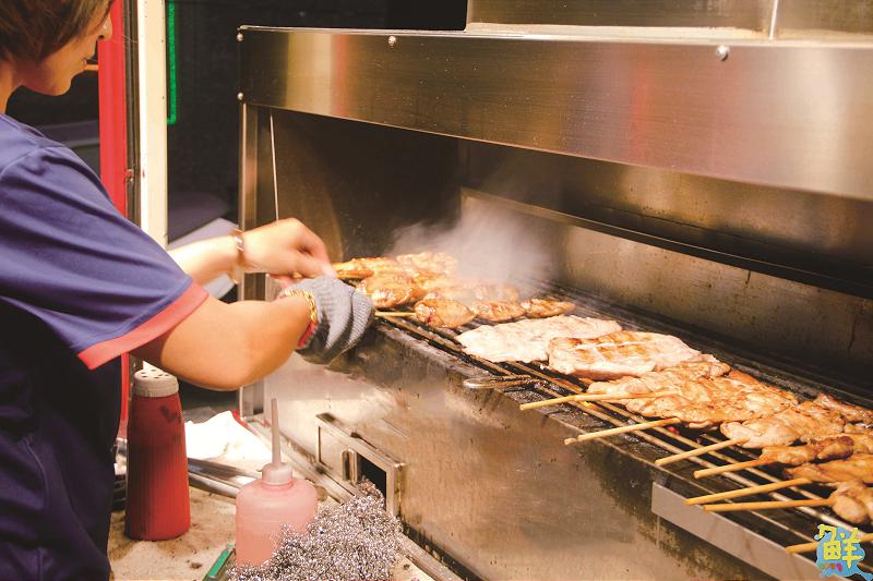 最專業的行動烤肉餐車 王牌碳烤     碳烤界的王牌！達人到府服務烤給你吃