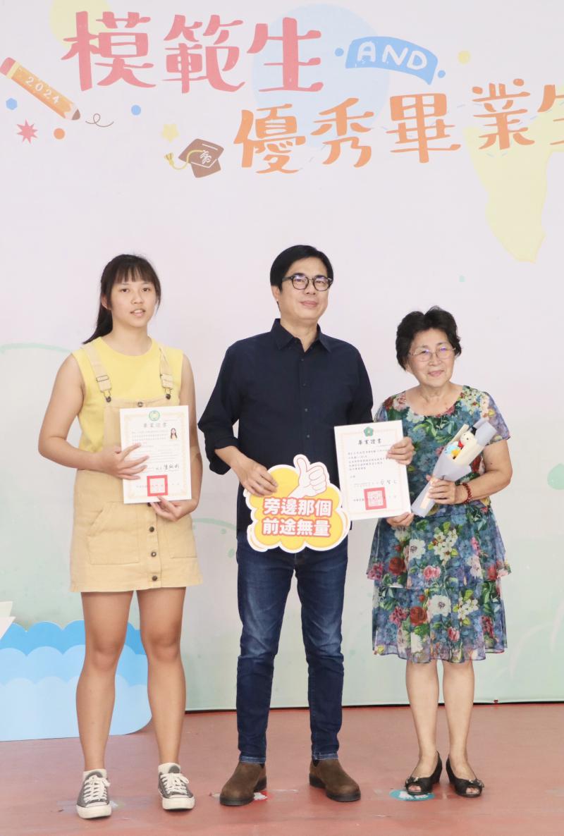 教育局112學年度模範生及畢業生與市長合影第三場 陳其邁祝福朝夢想前行