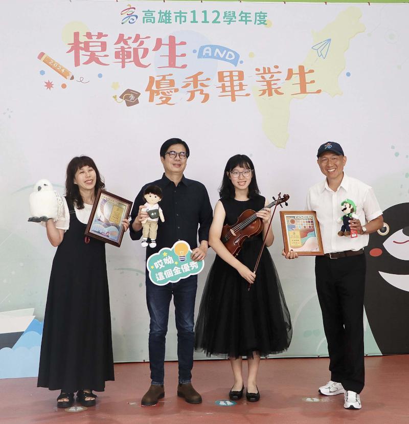 教育局112學年度模範生及畢業生與市長合影第三場 陳其邁祝福朝夢想前行