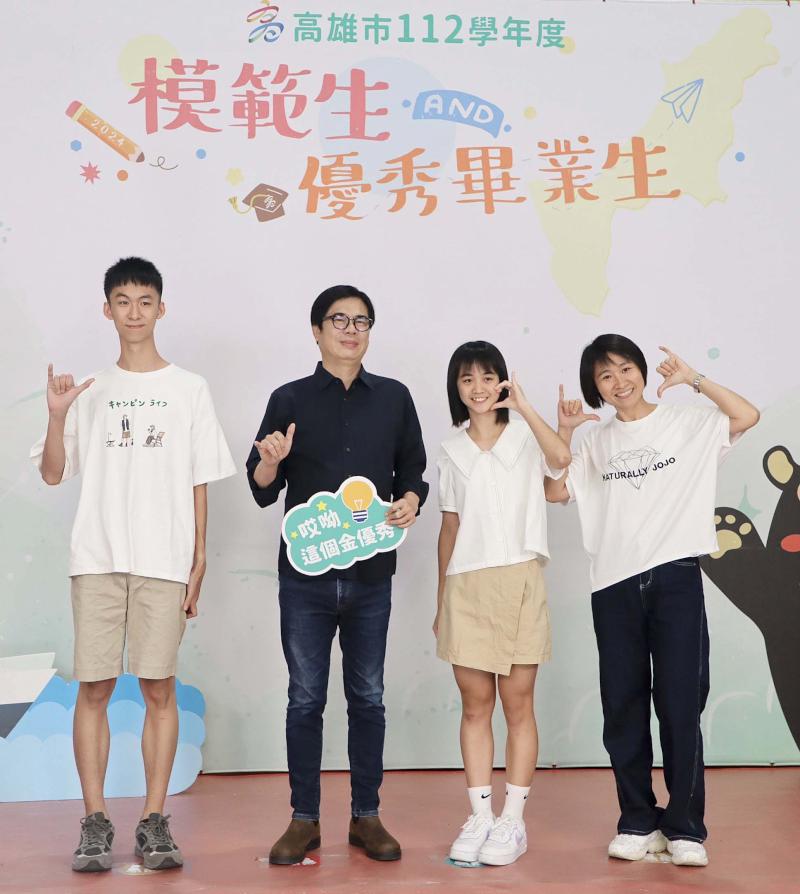 教育局112學年度模範生及畢業生與市長合影第三場 陳其邁祝福朝夢想前行