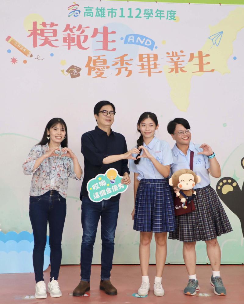 教育局112學年度模範生及畢業生與市長合影第三場 陳其邁祝福朝夢想前行
