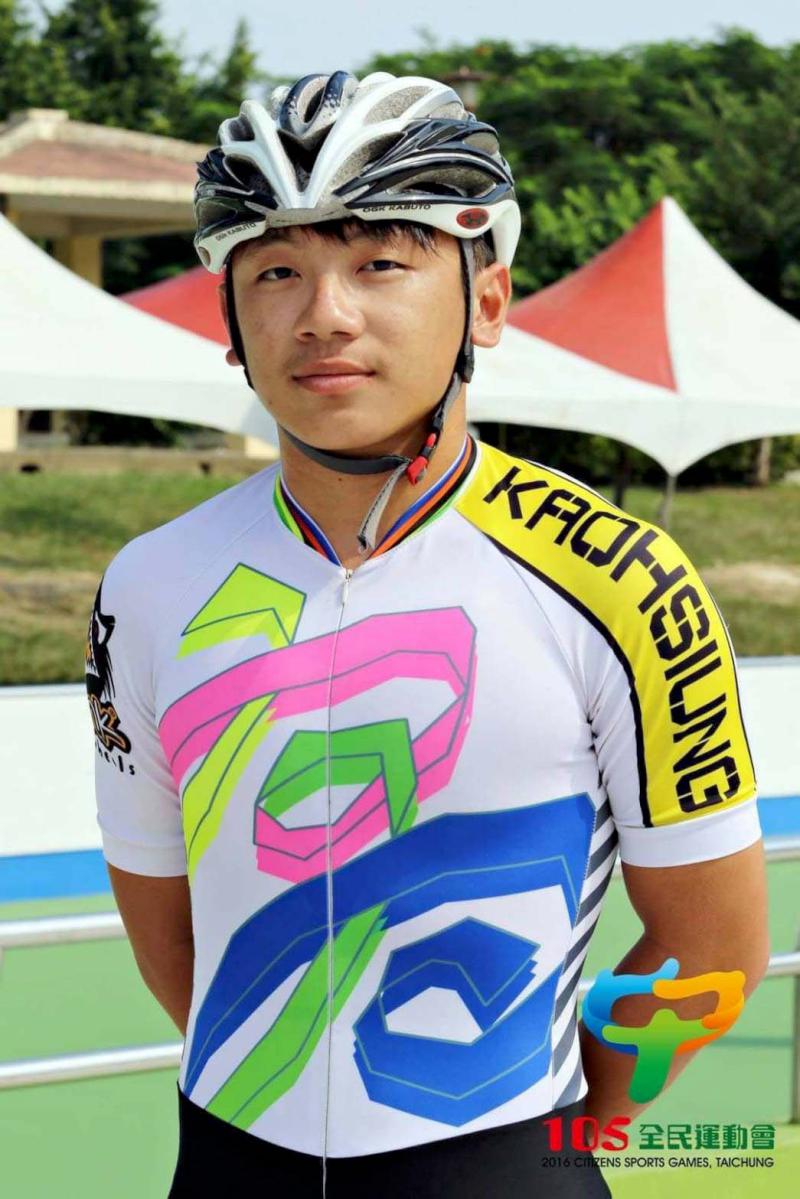 高雄長庚醫院器捐感恩追思大會 醫護獻花禮敬927名大體老師無私大愛