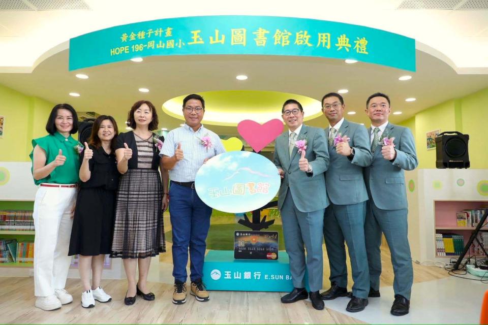 岡山國小圖書館翻新啟用 引進適齡桌椅多功能視聽設備增進多元學習