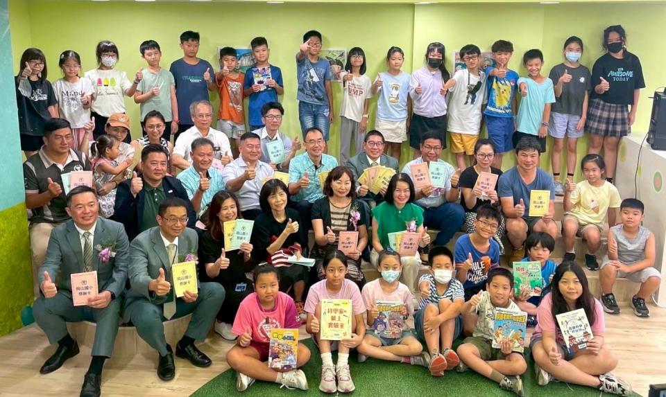 岡山國小圖書館翻新啟用 引進適齡桌椅多功能視聽設備增進多元學習