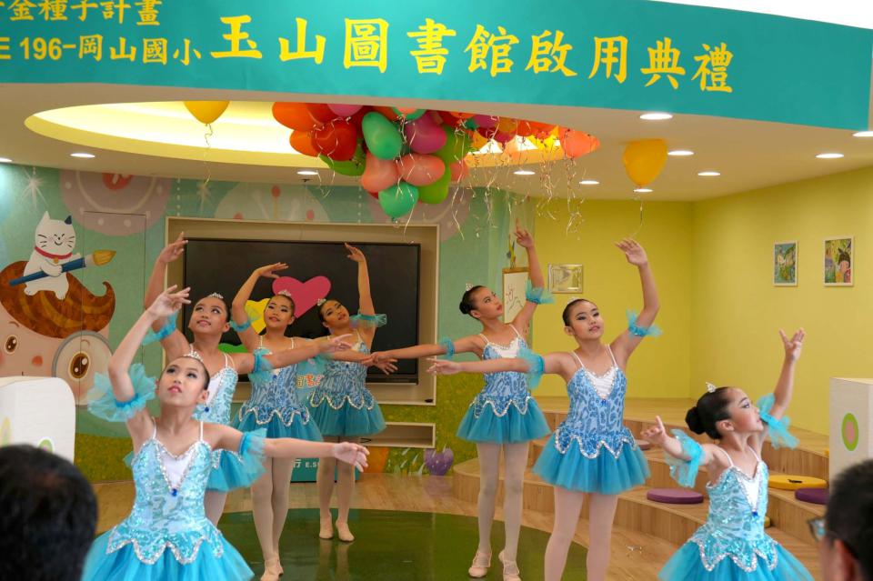 岡山國小圖書館翻新啟用 引進適齡桌椅多功能視聽設備增進多元學習