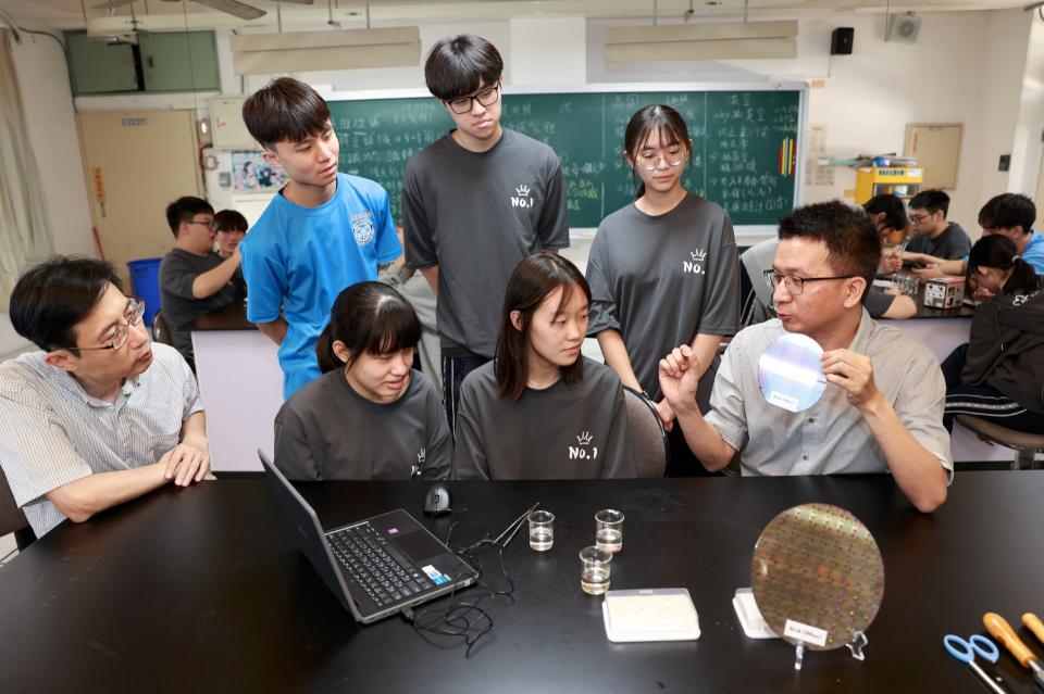 高大余進忠、楠梓高中蘇文健設計實作課程 引導學生探索半導體製程核心技術
