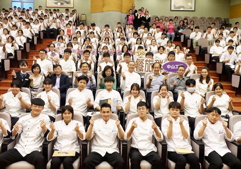 華人名廚江振誠受邀中山工商專講 期勉學生秉持熱情、耐性、恆毅力勇敢逐夢