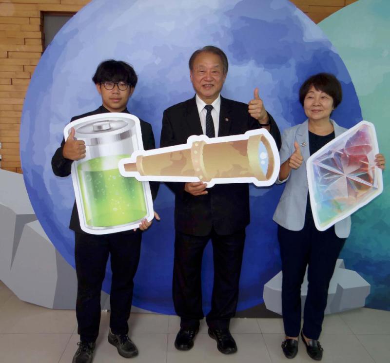 正修科大112年新生輔導主題聚焦星際冒險 校長龔瑞璋贈三大法寶祝福