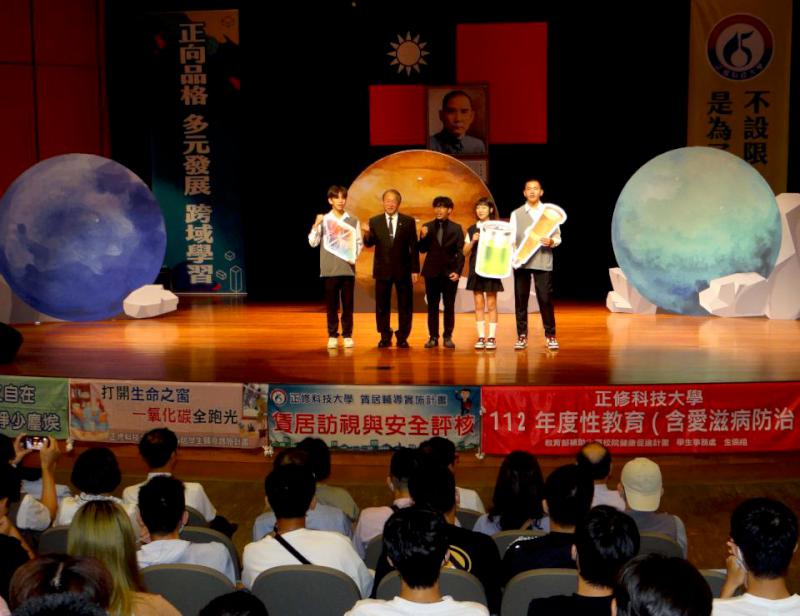 正修科大112年新生輔導主題聚焦星際冒險 校長龔瑞璋贈三大法寶祝福