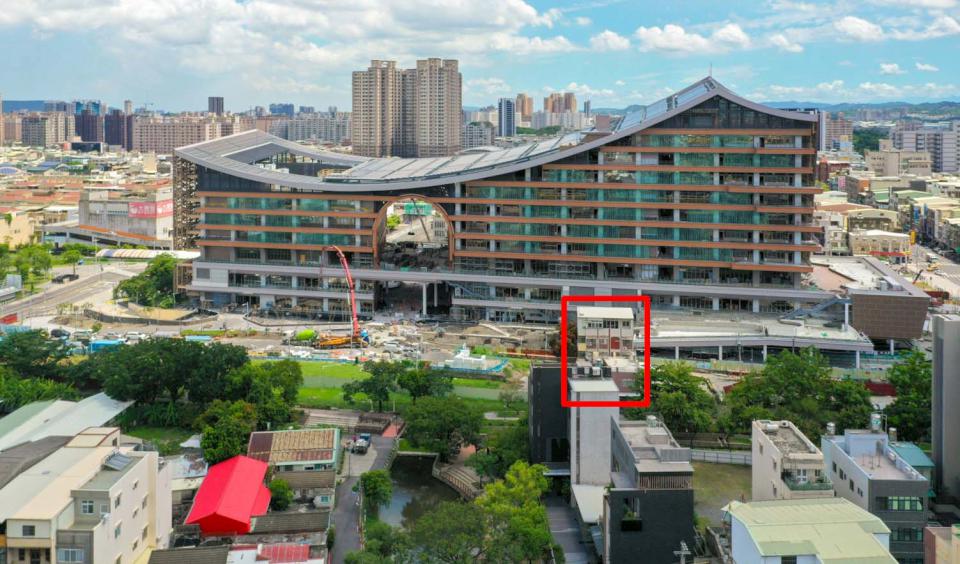 台鐵鳳山站鳳城大樓完工在即 高市地政局助唯一牴觸戶異地重建盼兼顧公眾利益