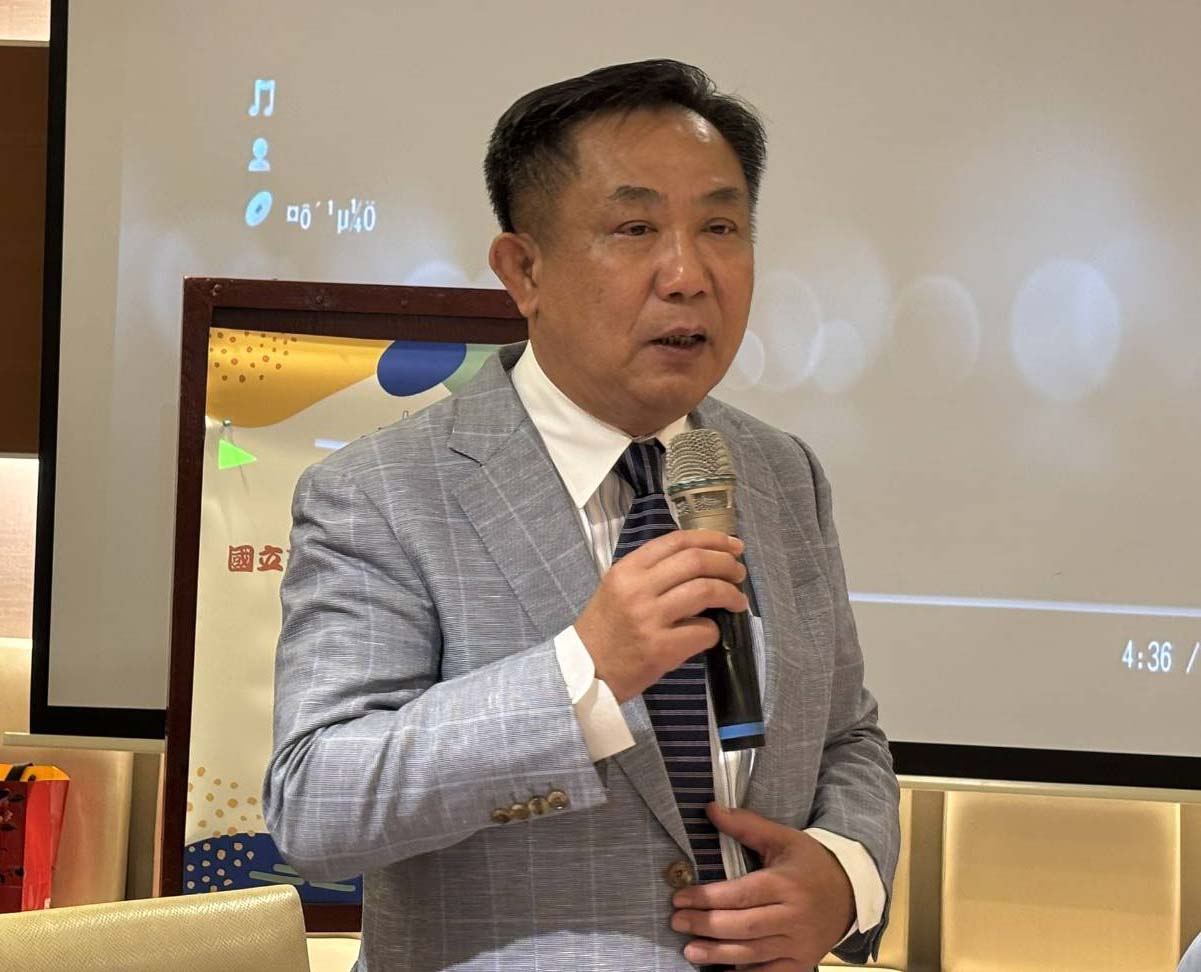 高師大全國校友總會第8屆易主 曾繼輝接任理事長獲頒當選證書