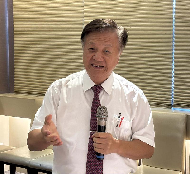 高師大全國校友總會第8屆易主 曾繼輝接任理事長獲頒當選證書