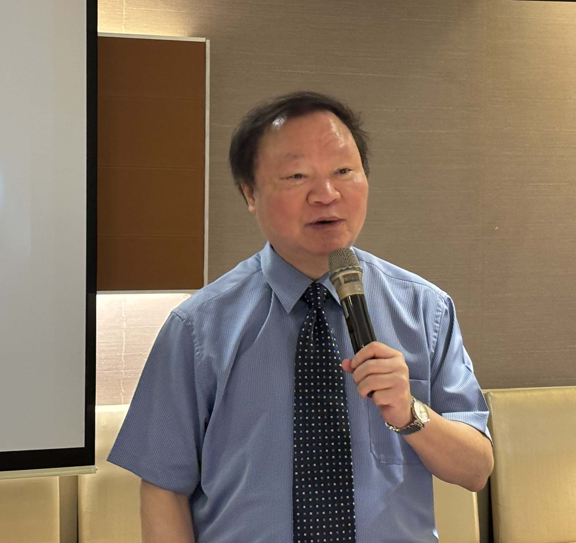 高師大全國校友總會第8屆易主 曾繼輝接任理事長獲頒當選證書