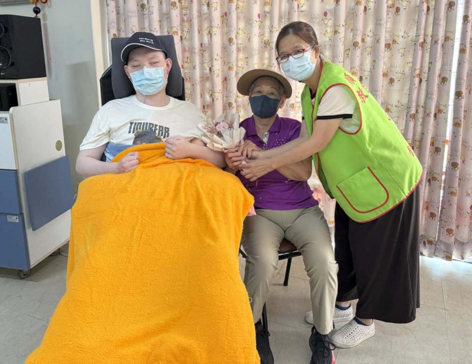創世基金會鳳山分院媒合車禍臥床男入住減輕祖母負擔 邀認助母親節小物嘉惠植物人