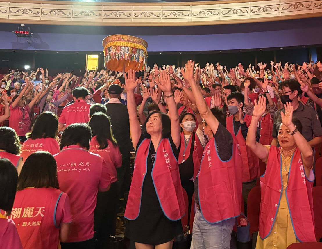 高雄心潮麗天協會音樂會前進義大世界 創辦人古魯上師自編神曲療癒紓壓1500人