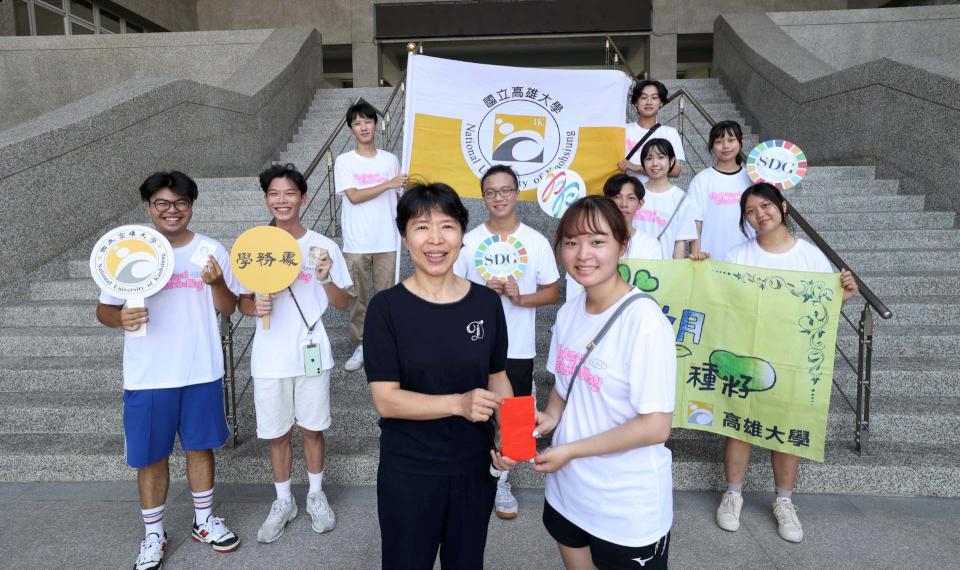 高大希望種籽社單車環島公益服務隊授旗贈加菜金 慰訪育幼院童參與淨山淨灘