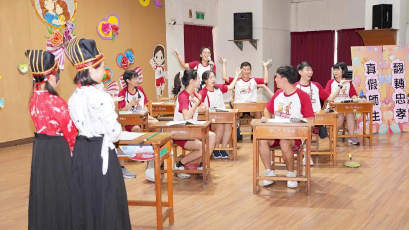 忠孝國小師生互換角色出演短劇 脫序行為呼應教學現場日常迎教師節