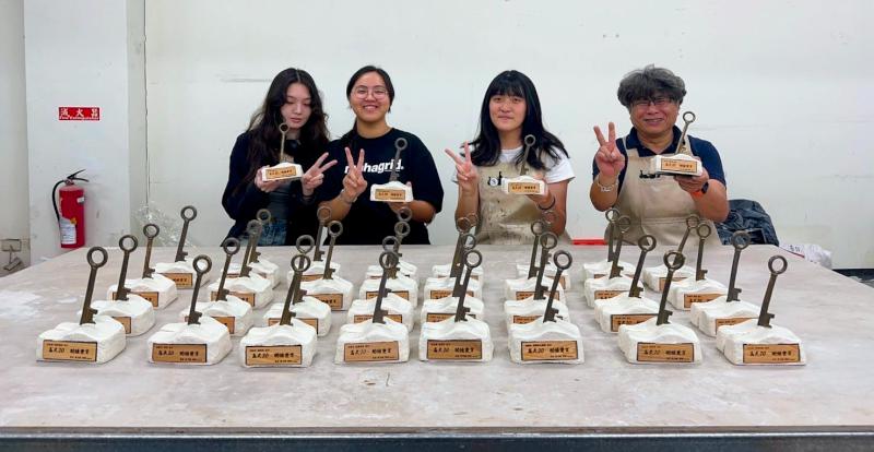 高雄大學24週年校慶取材公共藝術打造陶瓷獎座 表彰服務滿20年資深教職員貢獻