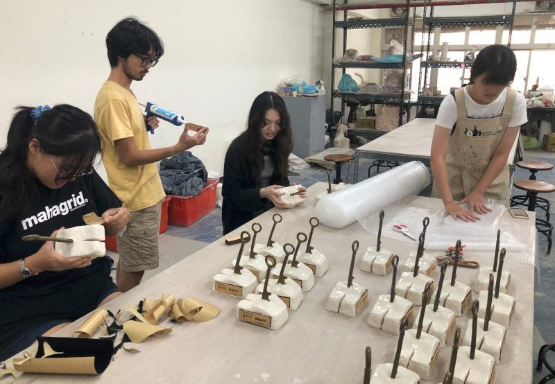 高雄大學24週年校慶取材公共藝術打造陶瓷獎座 表彰服務滿20年資深教職員貢獻