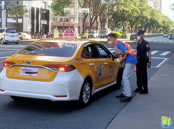高市交通局攜手警察局、監理單位 連日稽查高鐵左營站排班計程車防疫作為