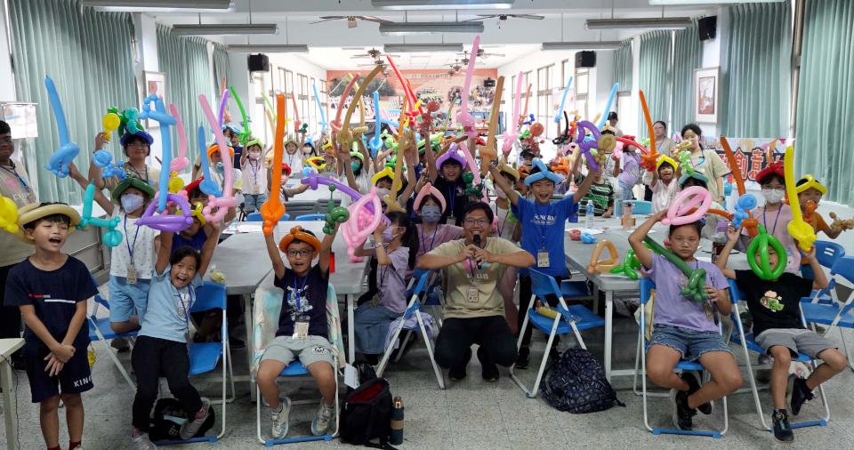 輔英科大魔術氣球創意社56志工前進屏縣佳冬鄉玉光國小 推氣球奇幻歷險記夏令營