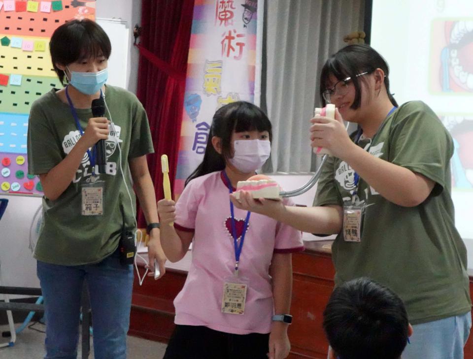 輔英科大魔術氣球創意社56志工前進屏縣佳冬鄉玉光國小 推氣球奇幻歷險記夏令營