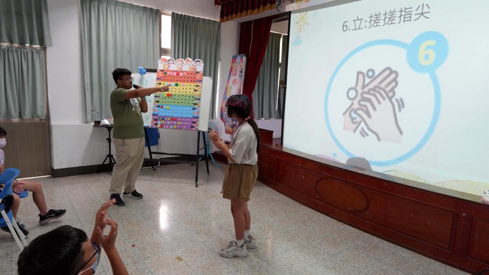 輔英科大魔術氣球創意社56志工前進屏縣佳冬鄉玉光國小 推氣球奇幻歷險記夏令營