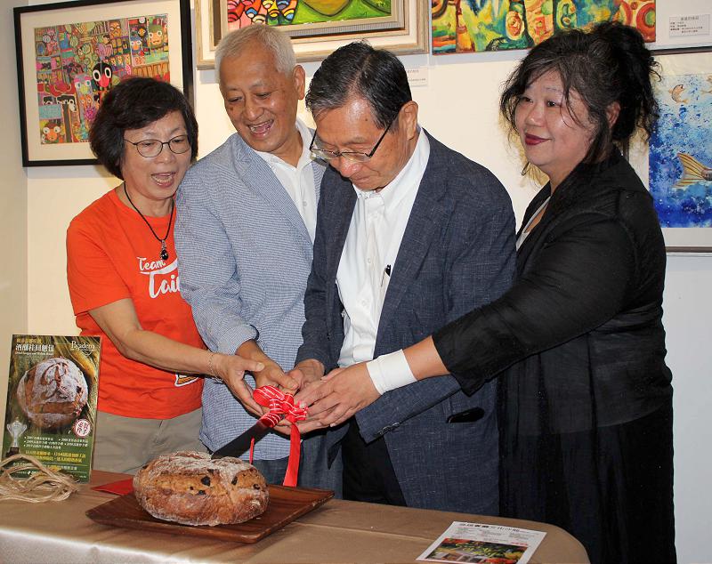 高雄客廳文化沙龍進住前鎮區開幕迎賓 5自閉藝術家獲贈知名餐飲集團冠軍麵包