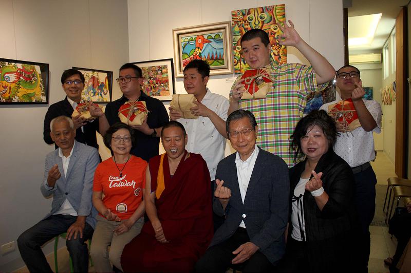 高雄客廳文化沙龍進住前鎮區開幕迎賓 5自閉藝術家獲贈知名餐飲集團冠軍麵包