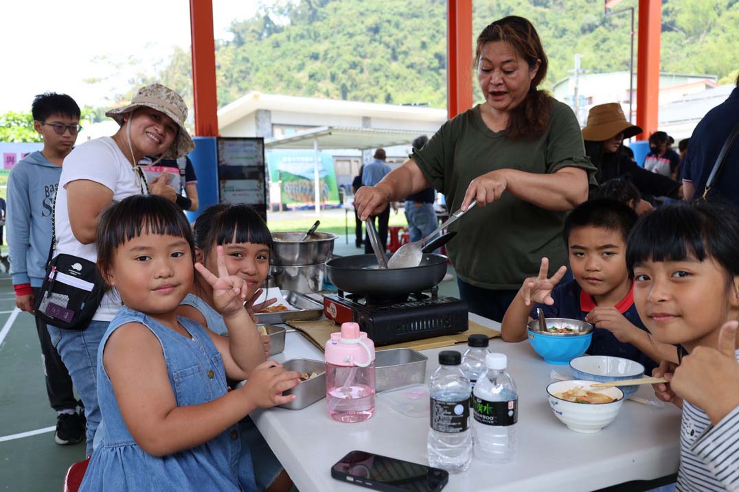 社教館、教育局家教中心親子共學列車 巡迴茂林國小教作煎魚排海鮮麵疙瘩