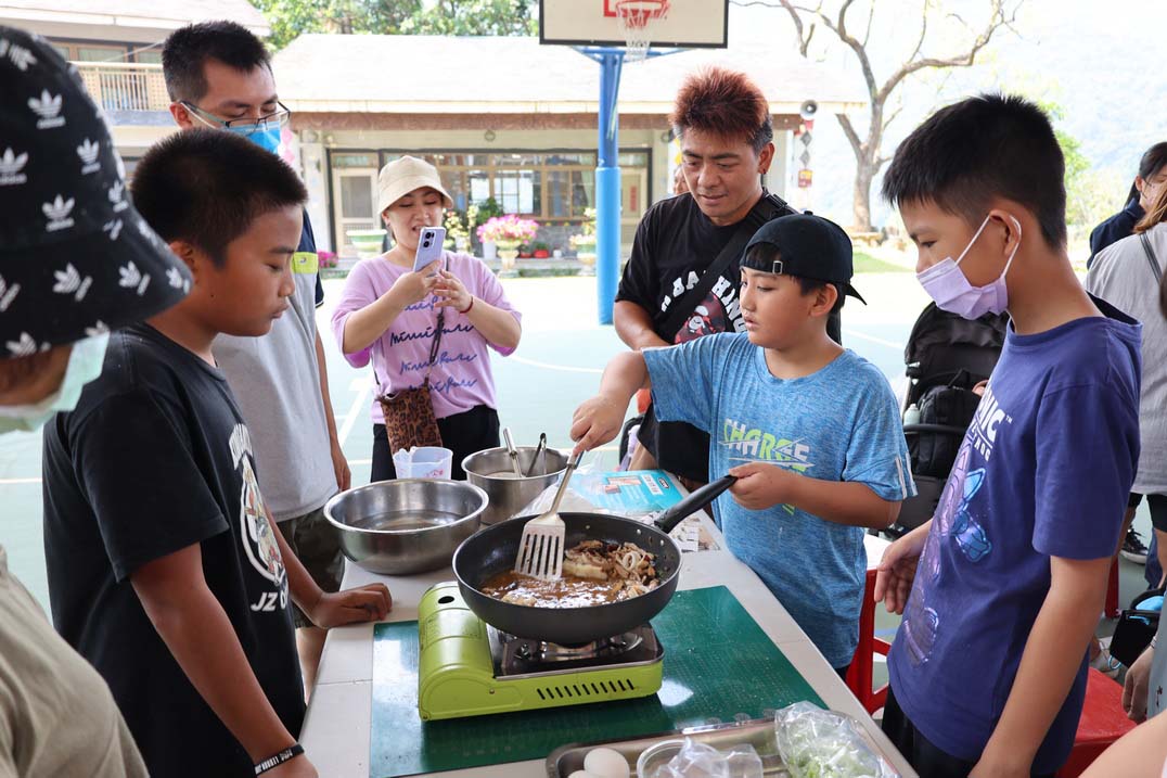 社教館、教育局家教中心親子共學列車 巡迴茂林國小教作煎魚排海鮮麵疙瘩