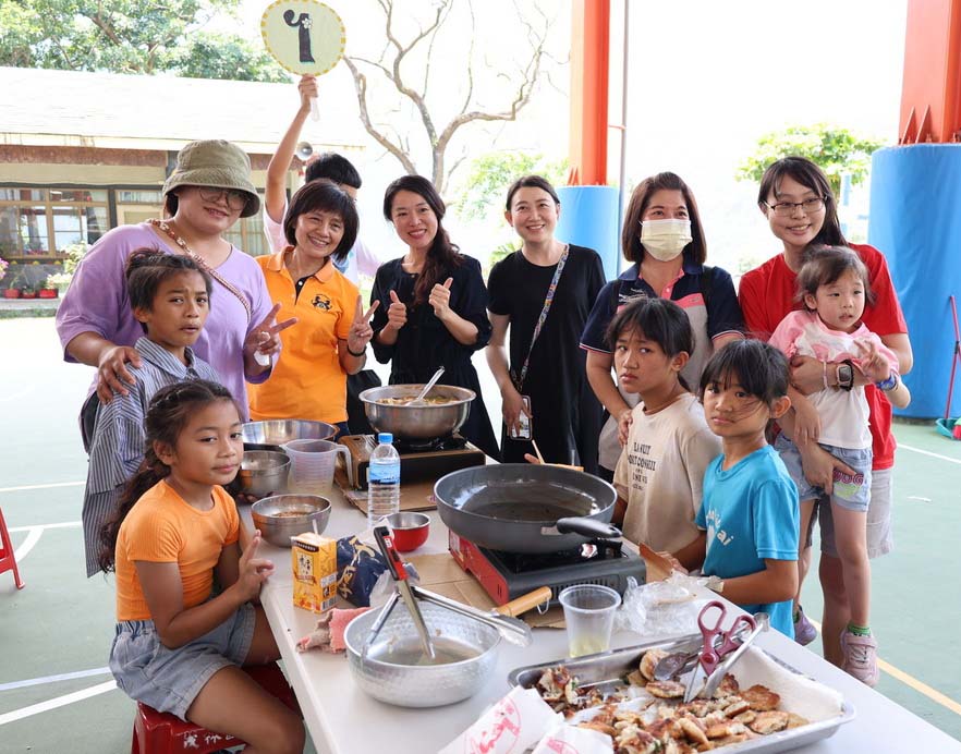 社教館、教育局家教中心親子共學列車 巡迴茂林國小教作煎魚排海鮮麵疙瘩