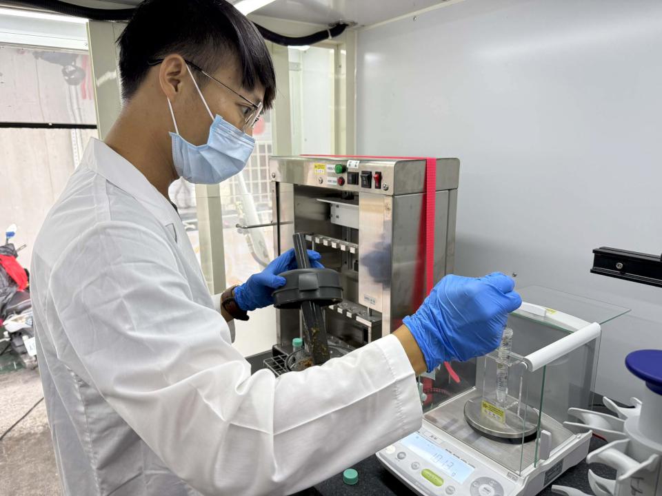 農業局輔導嘉義大學導入質譜宅急便 應用高市農產合作社鳳梨包裝場快檢農藥