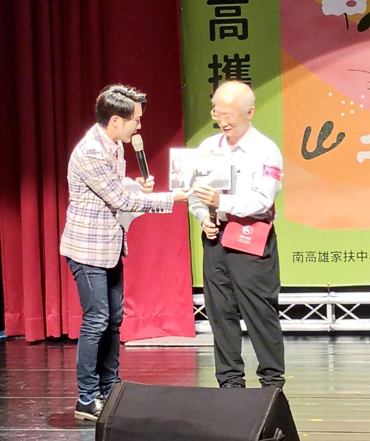 南家扶中心60名扶助家庭代表切蛋糕慶生 現寶珍貴物件分享扶助兒少點滴