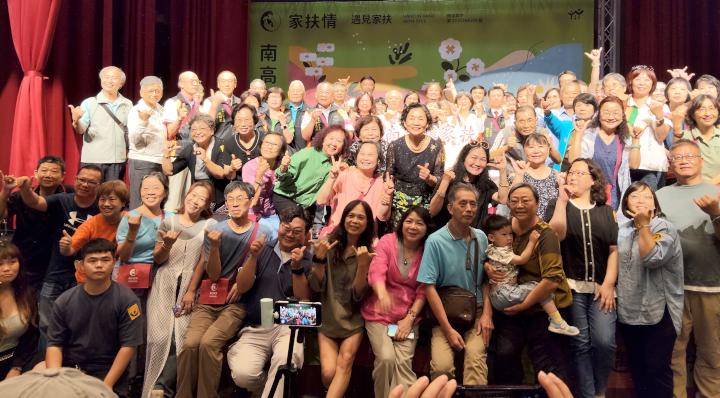 南家扶中心60名扶助家庭代表切蛋糕慶生 現寶珍貴物件分享扶助兒少點滴