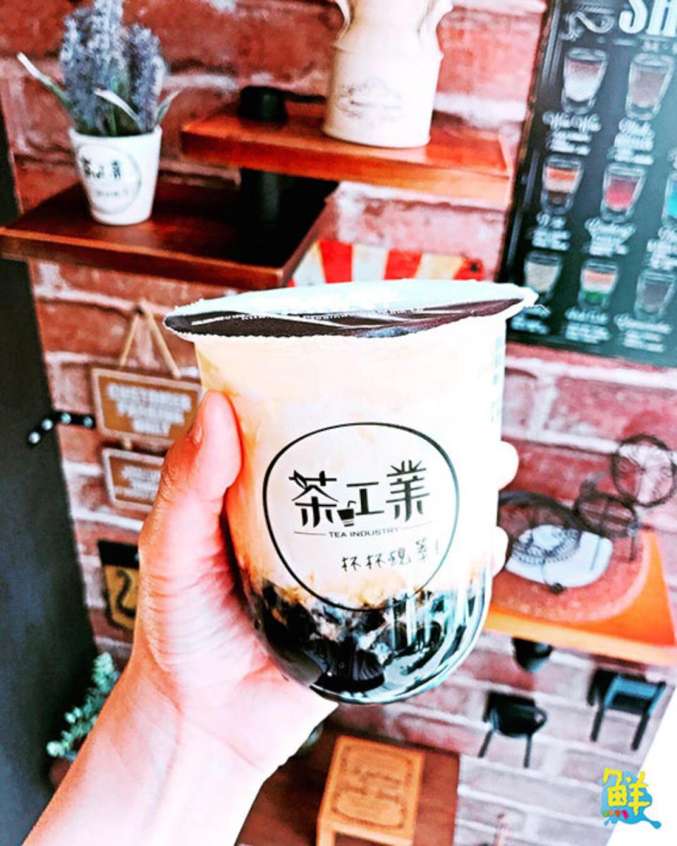 【茶工業-瑞隆店】跟著少女喝飲料~ 超療癒氣泡飲好夢幻 跟風黑糖鮮奶熱潮!QQ黑糖波霸鮮奶發燒中